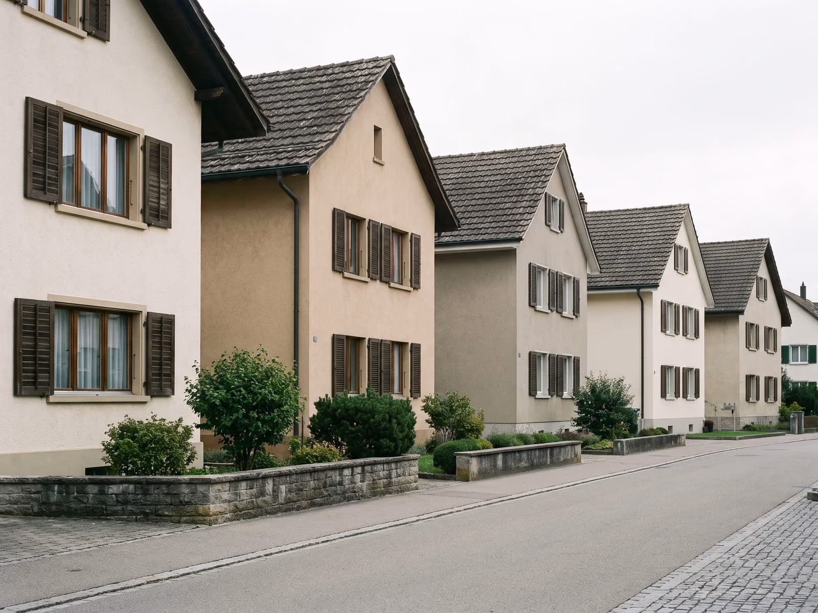 Schweizer Wohnquartier mit gestaffelten Giebeldächern — Thema Hypothek berechnen und Tragbarkeit berechnen